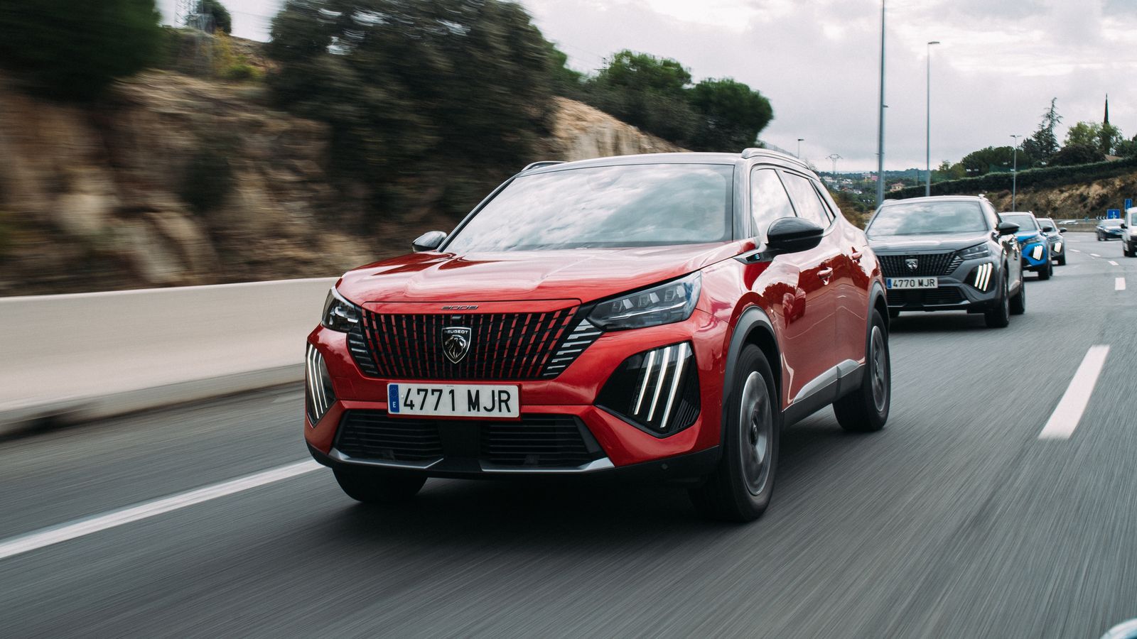 El Peugeot E-2008 está disponible ahora en dos versiones, ambas combinadas con diferentes niveles de equipamiento, que ofrecen una autonomía de hasta 333 km una y 406 la recién llegada.