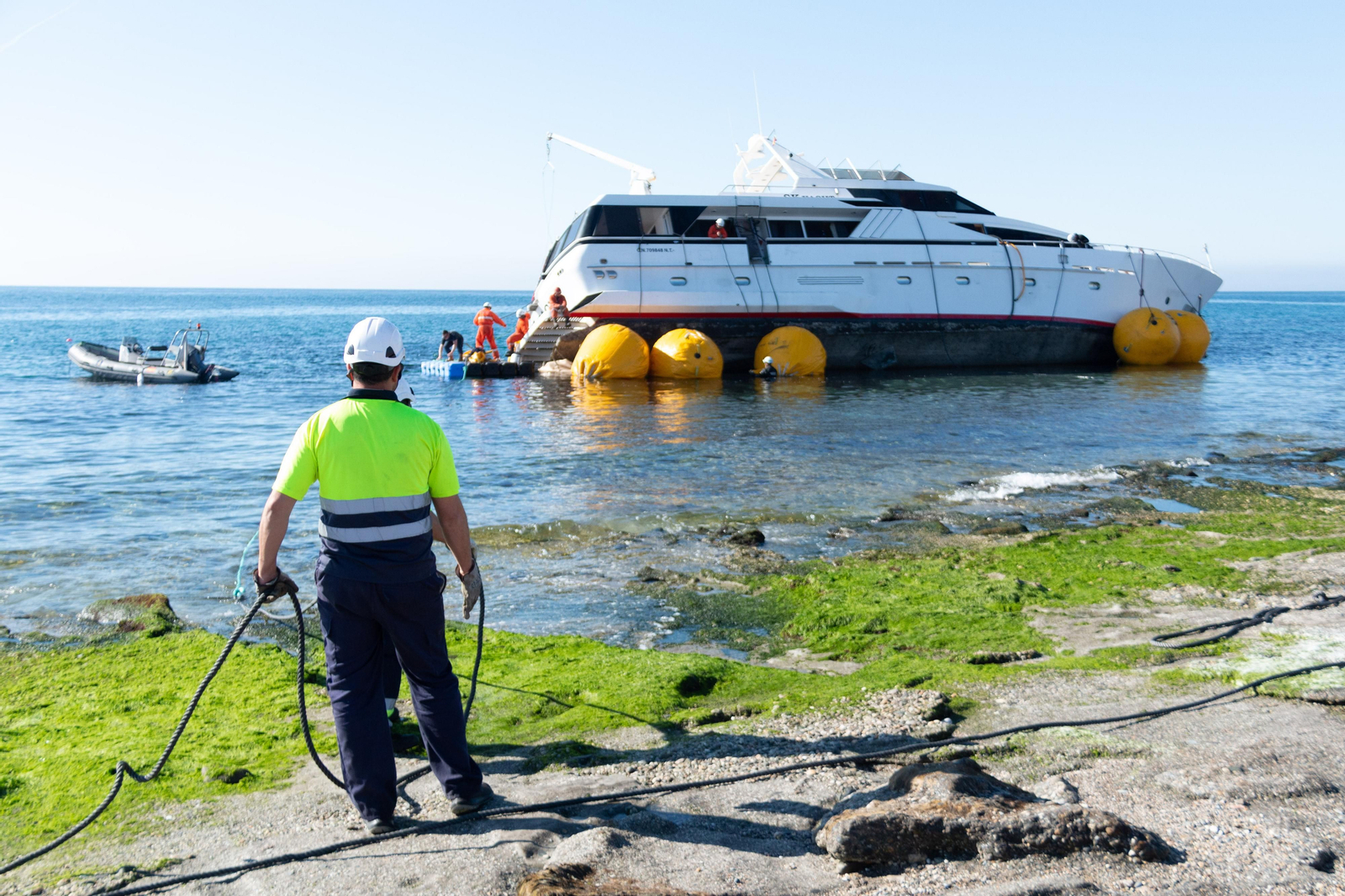 Así ha sido el trabajo de más de 8 horas para reflotar el yate encallado en Carchuna