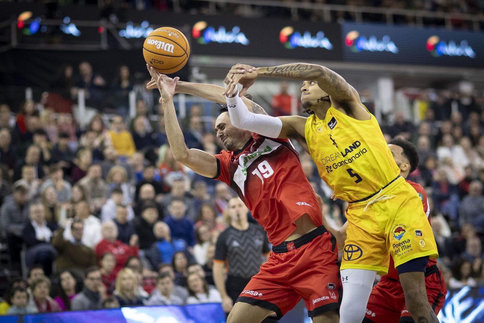 Pere Tomàs trata de capturar un rebote ante la oposición de Caleb Homesley.