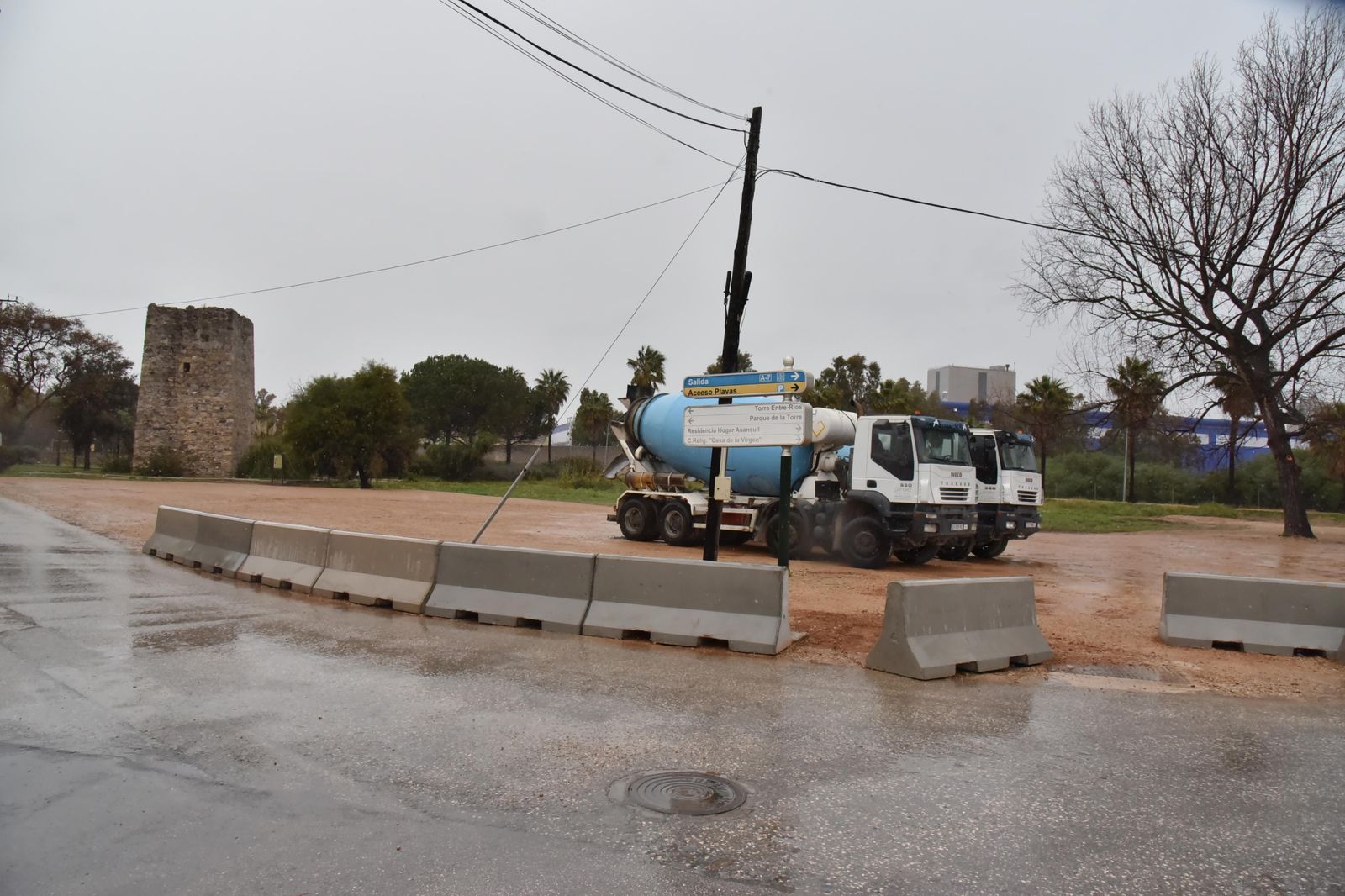 Varios de los bloques de hormigón desplazados por los narcos para permitir el paso de un camión a la playa.