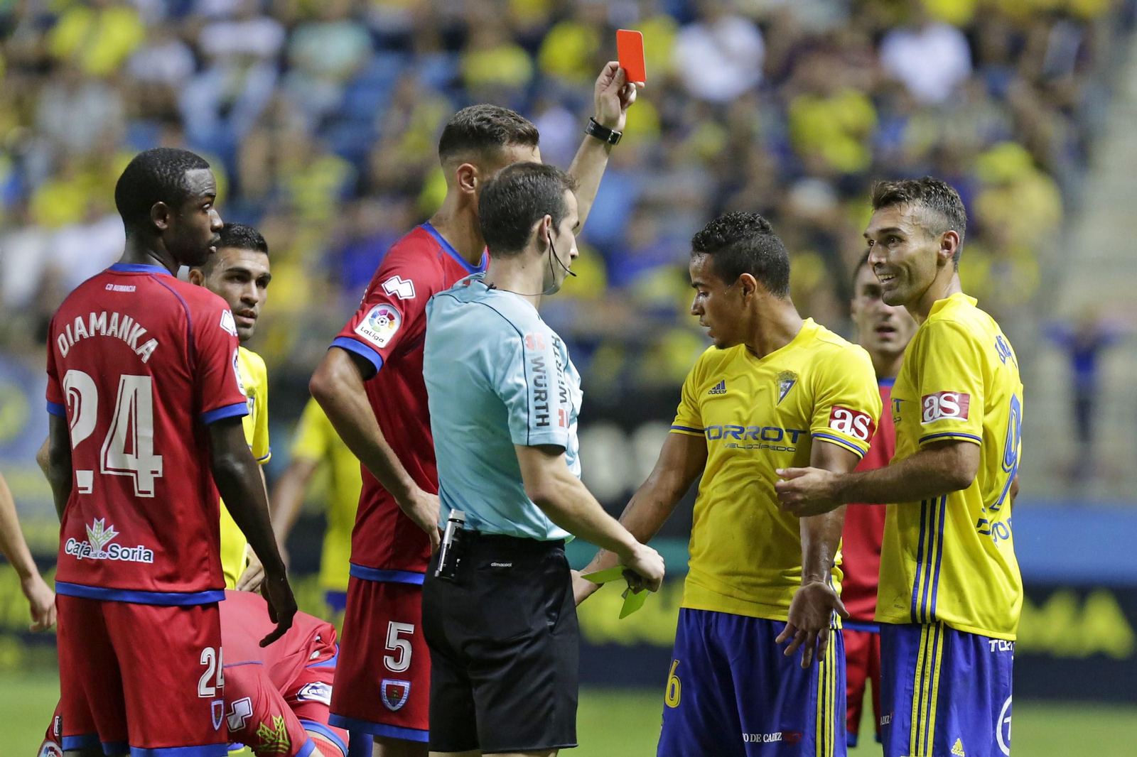 Barral, con gesto de incredulidad tras ver la roja frente al Numancia.