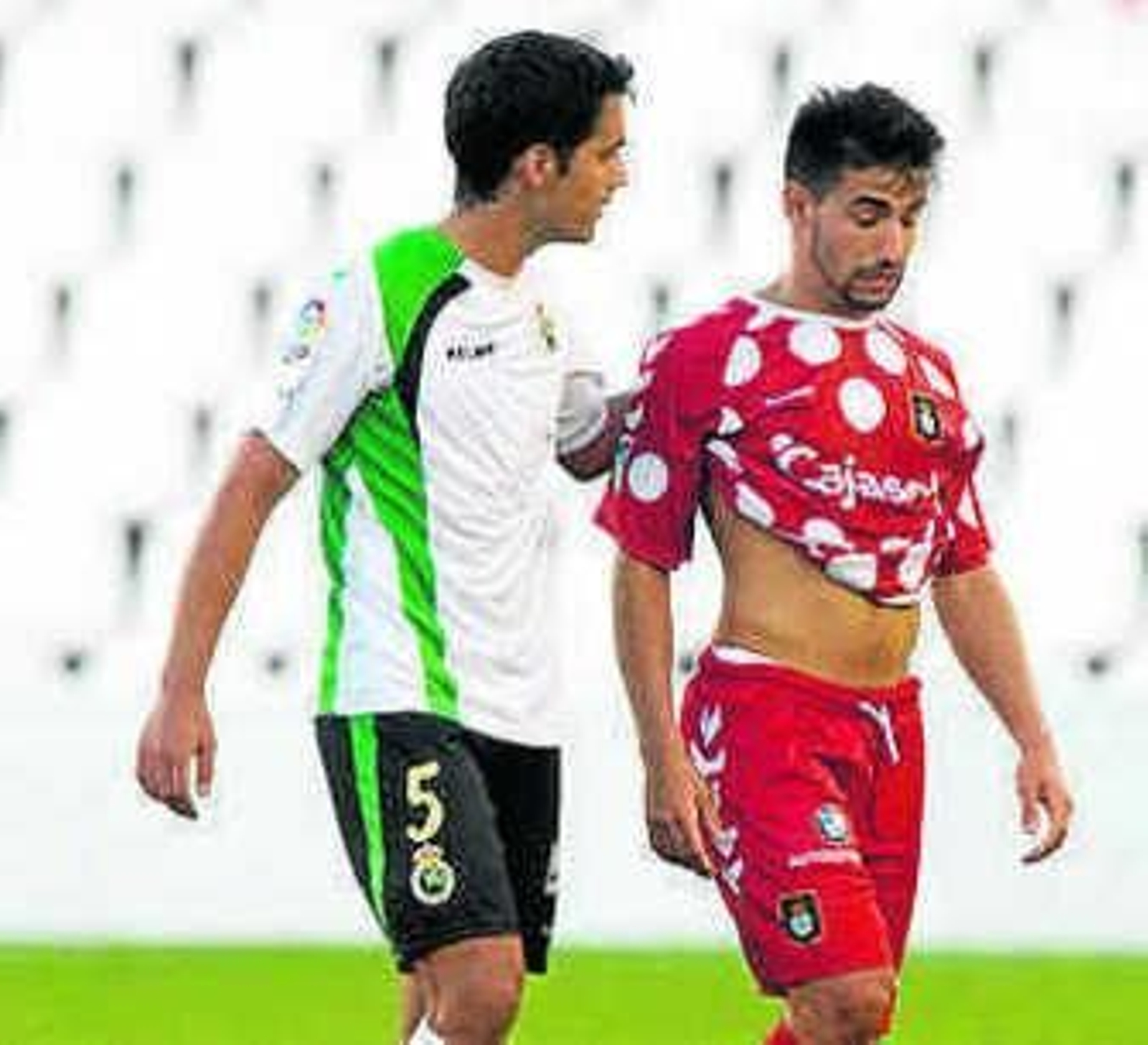 1. Dimas inicia una jugada pese al acoso de Jorge Alonso. 2. No fue el mejor partido de Jonathan Valle, que regresaba a su casa. 3. Matamala intenta un lanzamiento sin demasiada fortuna. 4. En las gradas de El Sardinero se dieron cita algunos seguidores albiazules, que no disfrutaron con su equipo. 1. Dimas inicia una jugada pese al acoso de Jorge Alonso. 2. No fue el mejor partido de Jonathan Valle, que regresaba a su casa. 3. Matamala intenta un lanzamiento sin demasiada fortuna. 4. En las gradas de El Sardinero se dieron cita algunos seguidores albiazules, que no disfrutaron con su equipo.