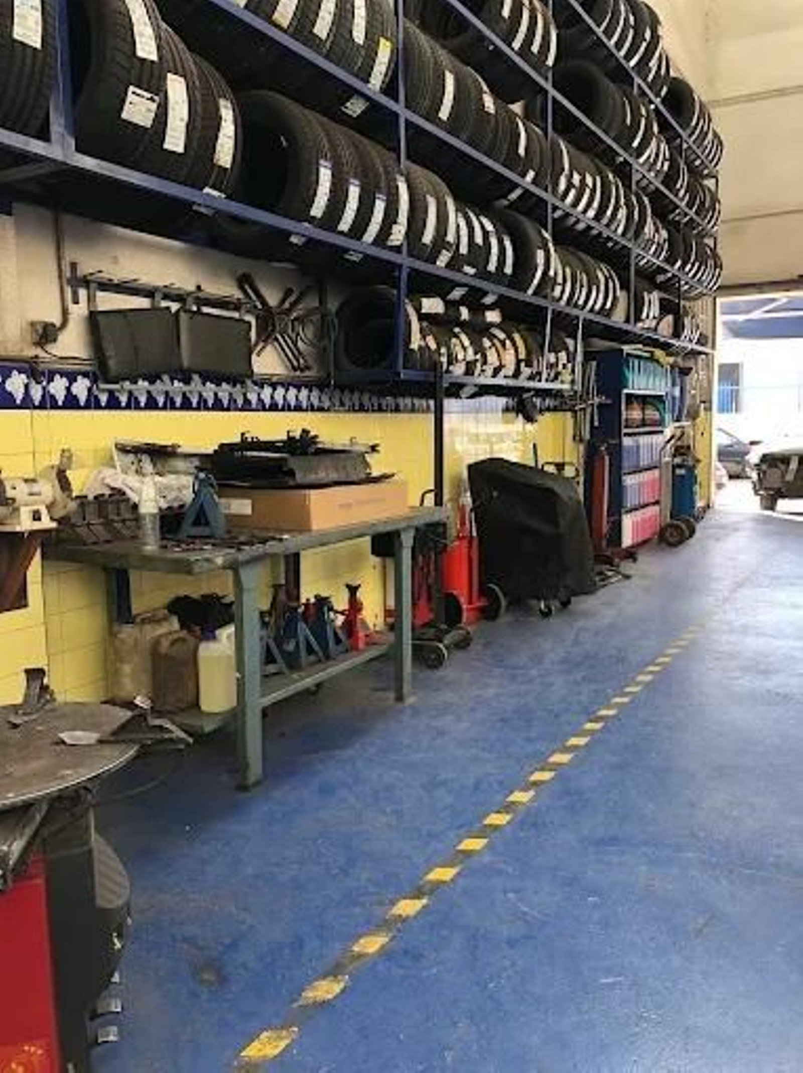 Neumáticos en el taller El Vaca.