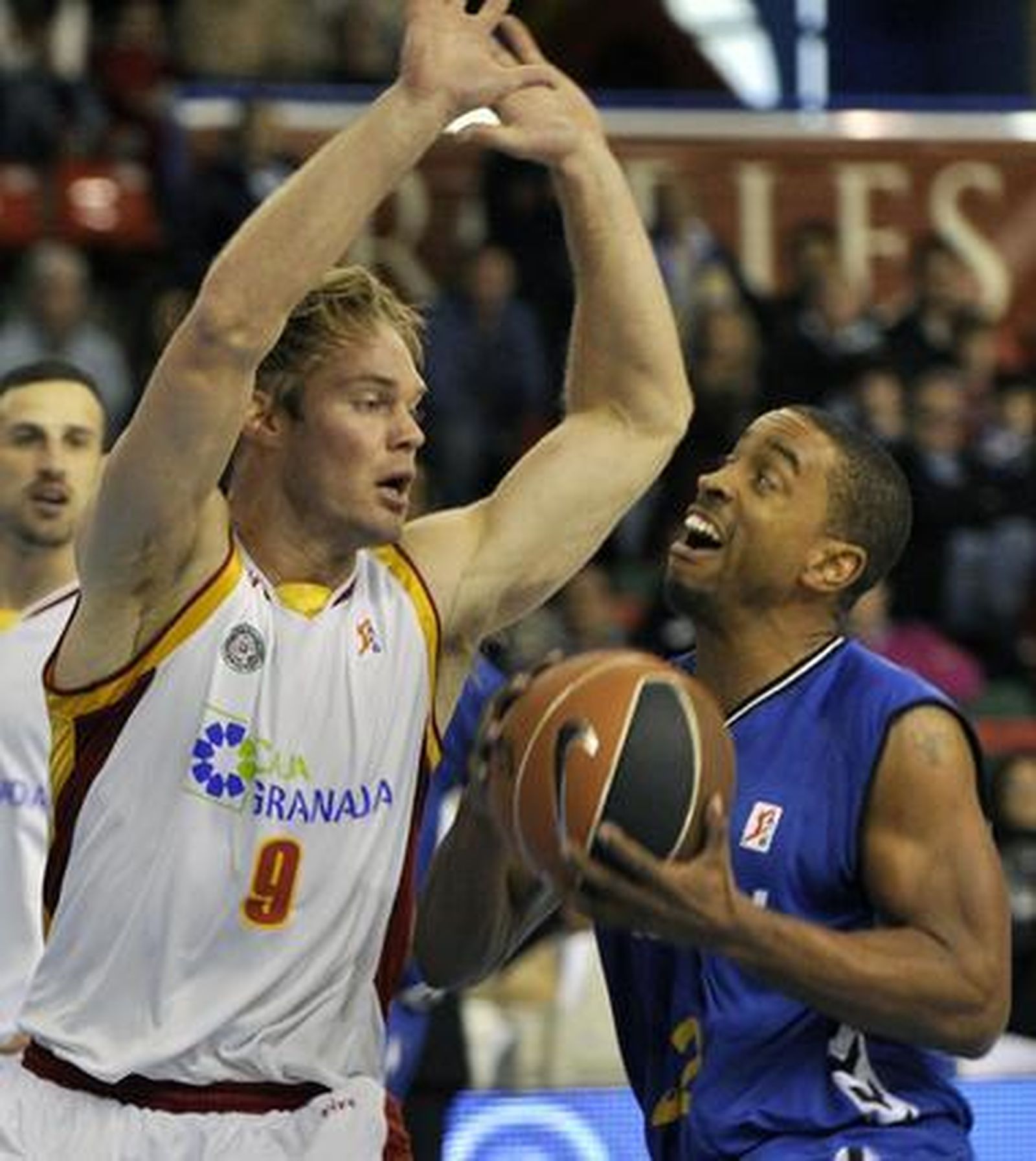 Bullock, del Cajasol, intenta zafarse de Steffanson.

Foto: Manuel Gomez