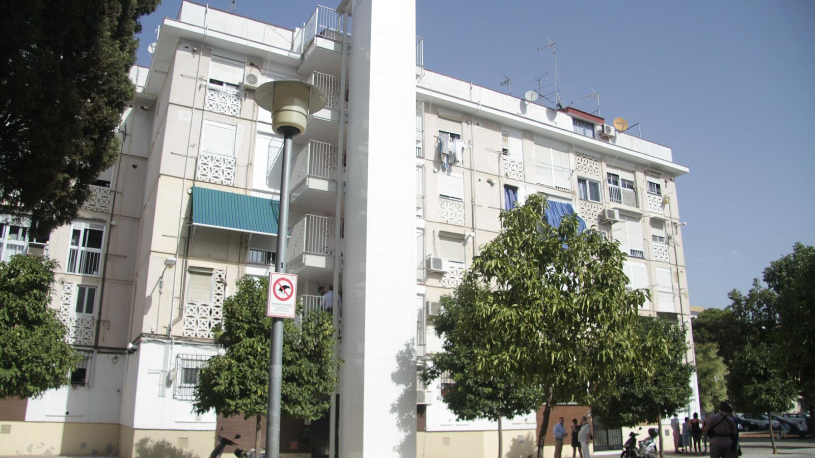 El ascensor ha sido instalado en el exterior por la estrechez de la escalera.