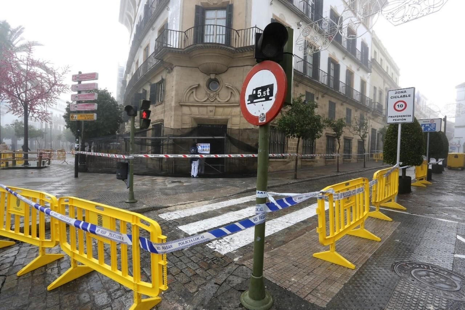 Área acotada por la Policía local tras producirse el desprendimiento en el edificio de la calle Tornería