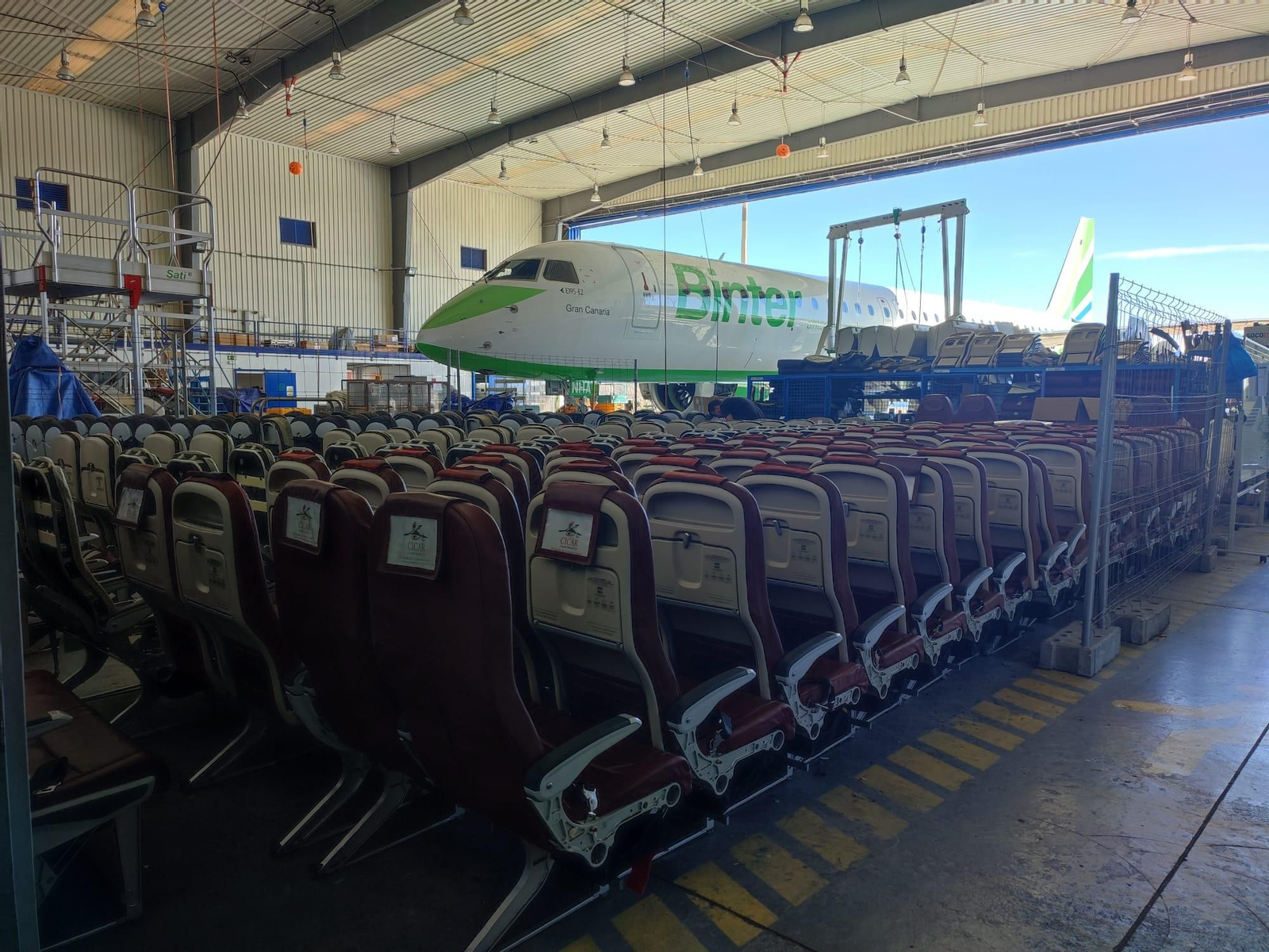 Un paseo en imágenes por el hangar de Binter, donde se revisan los aviones que vuelan a Córdoba