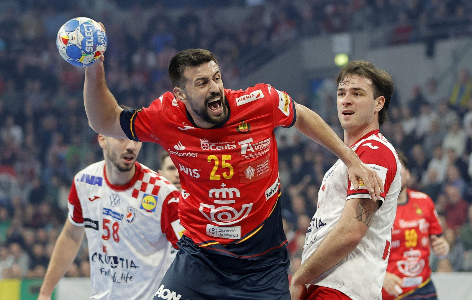 Agustín Casado se dispone a realizar un disparo durante un partido con la selección española.