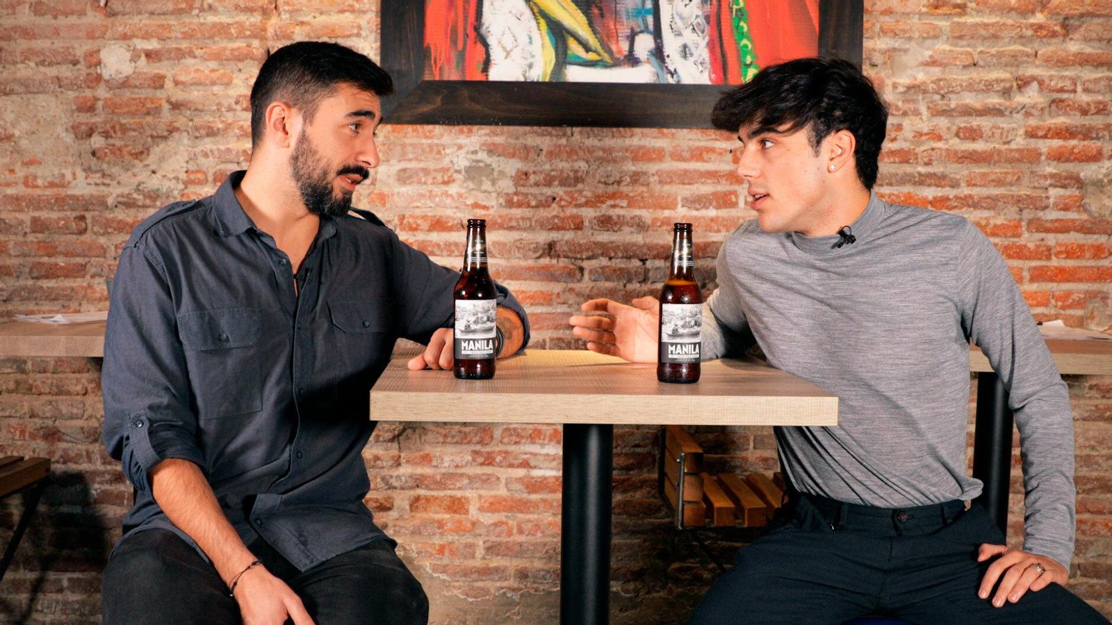 Óscar Casas con el rapero Hayden en la campaña de promoción de la nueva Manila San Miguel.