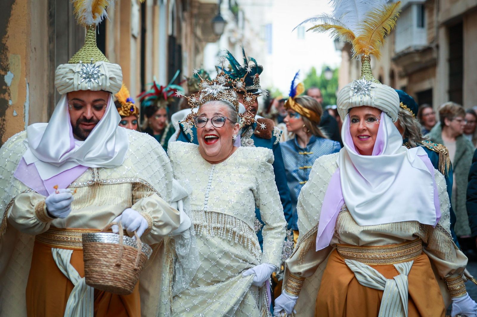 Imágenes de los Reyes Magos en Cádiz: muchas visitas oficiales en la mañana y todo listo para la Cabalgata por la tarde