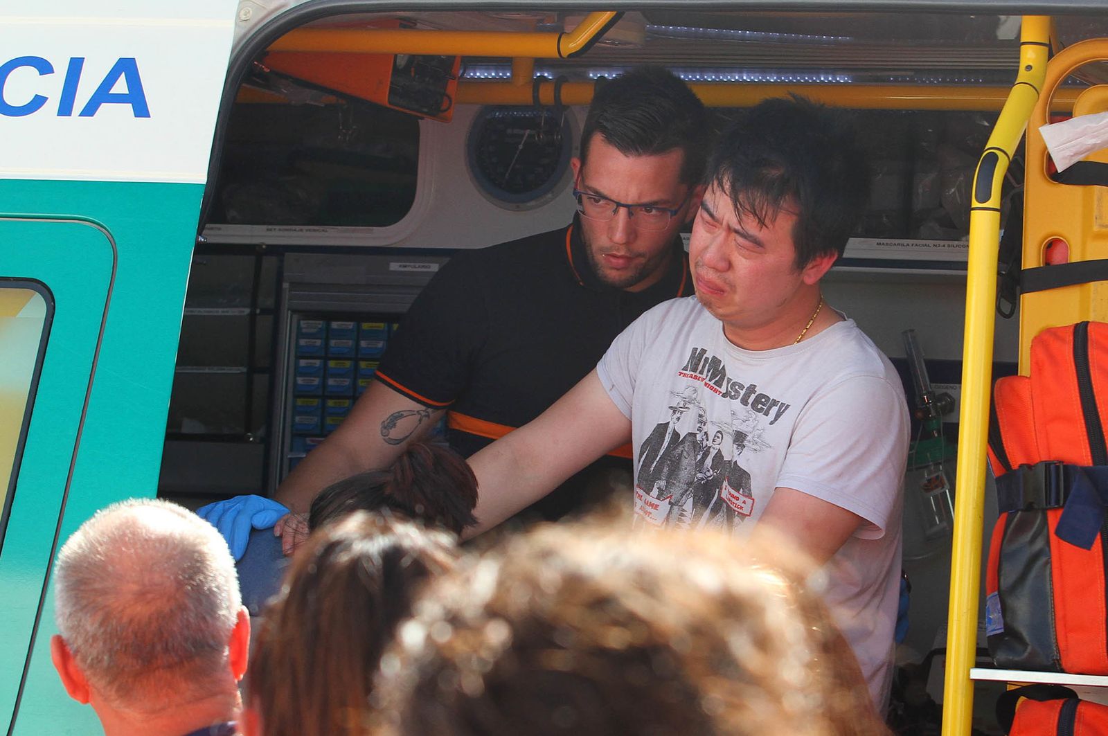 Imágenes del incendio de un bazar en la avenida de Santa Marta.