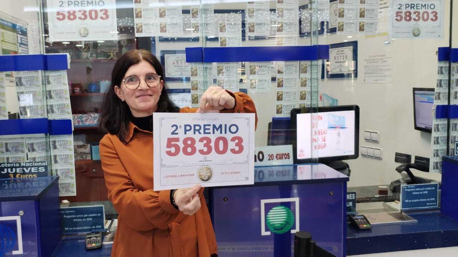 Diana Solí, orgullosa de haber vendido el segundo premio en el Centro Comercial COPO