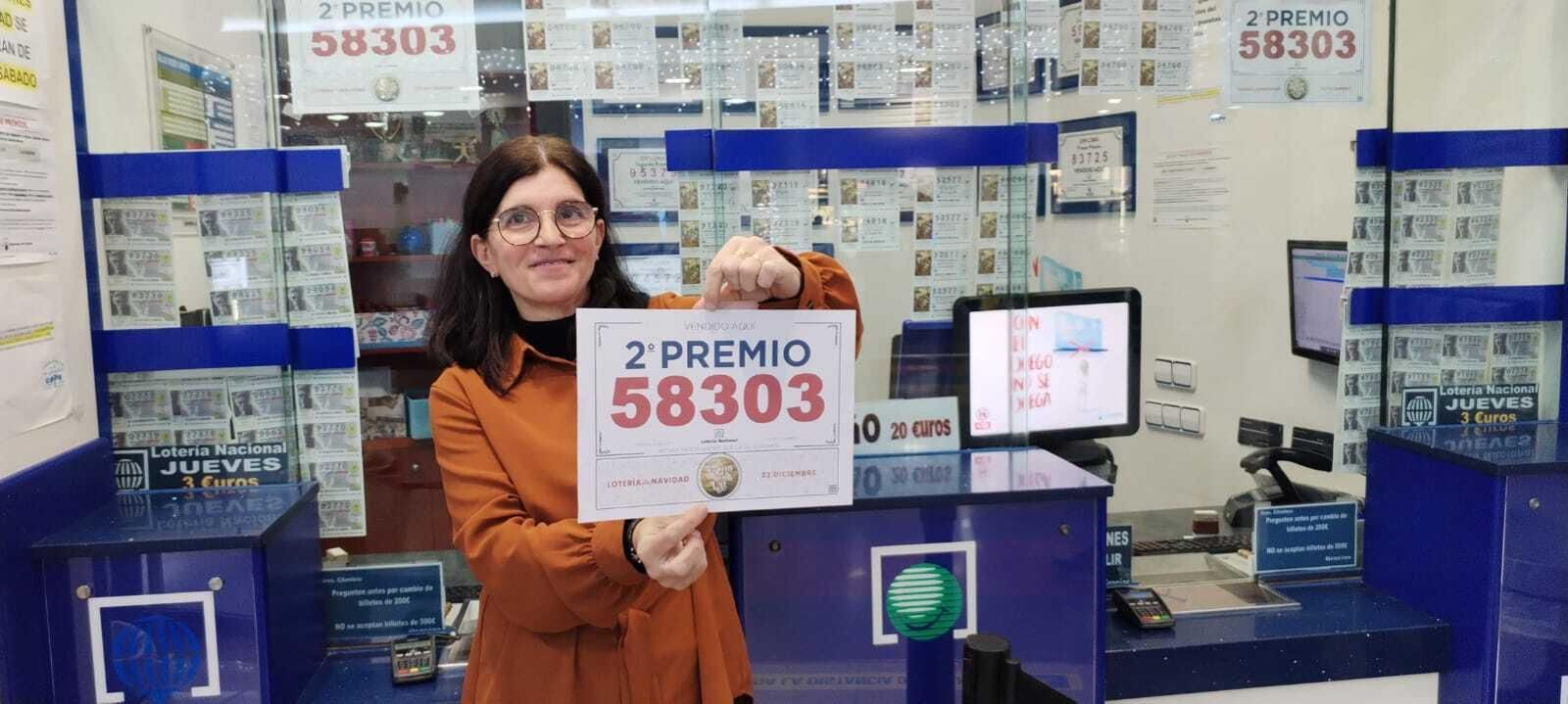 Diana Solí, orgullosa de haber vendido el segundo premio en el Centro Comercial COPO