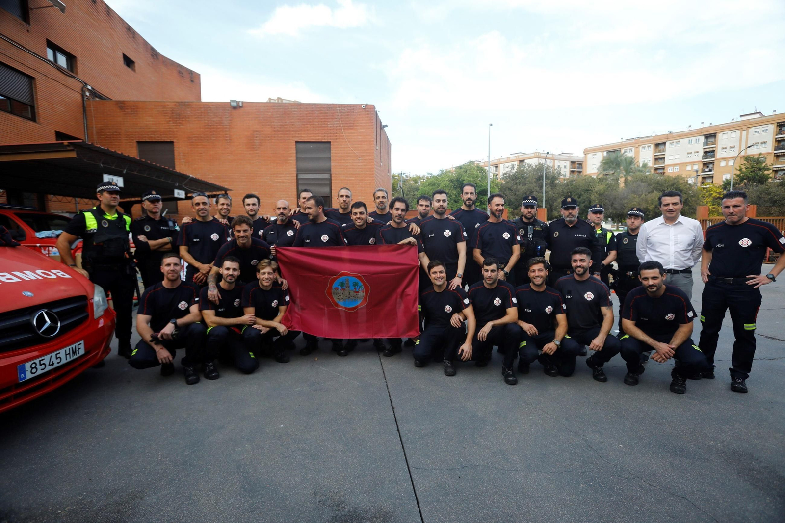 La salida de los bomberos de Córdoba hacia Valencia, en imágenes