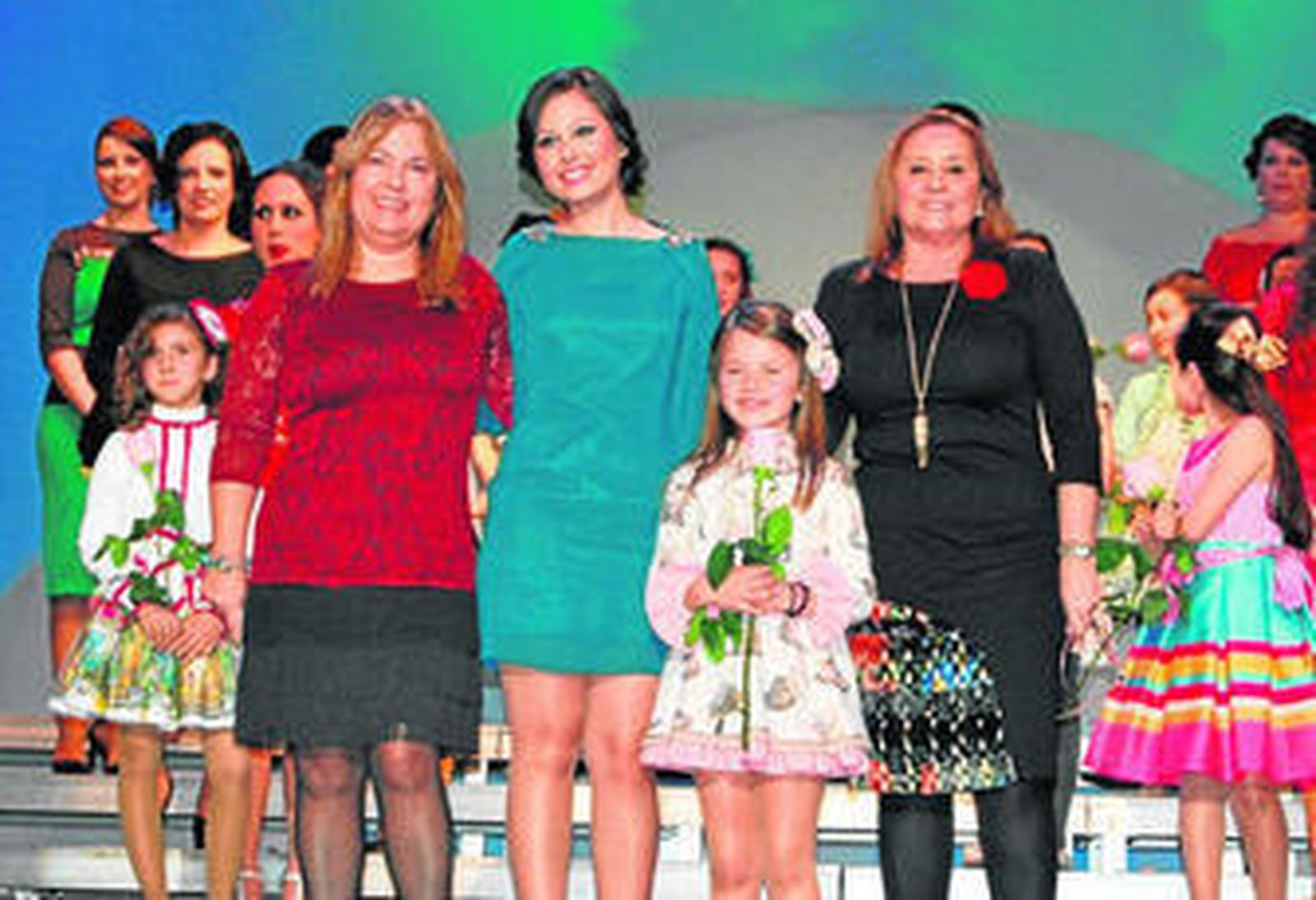 1. Las reinas y damas del Carnaval isleño. La coronación de María Isabel Rodríguez y Daniela Carrillo tendrá lugar el próximo sábado.  2. Victoria Eugenia Gómez, pregonera del Carnaval de Isla Cristina, junto al cartel de este año, obra de José Jesús Martín.  3. Acto de elección de las reinas del Carnaval de Punta Umbría.  4. Presentación del cartel de las fiestas puntaumbrieñas, obra de Jairo González. 5. Presentación del cartel del Carnaval de Valverde, de la artista local Guiomar Castilla.  6. Cartel anunciador de las fiestas en Cartaya, de María Teresa Gómez Acevedo, bajo el título 'Lluvia de papelillos'.