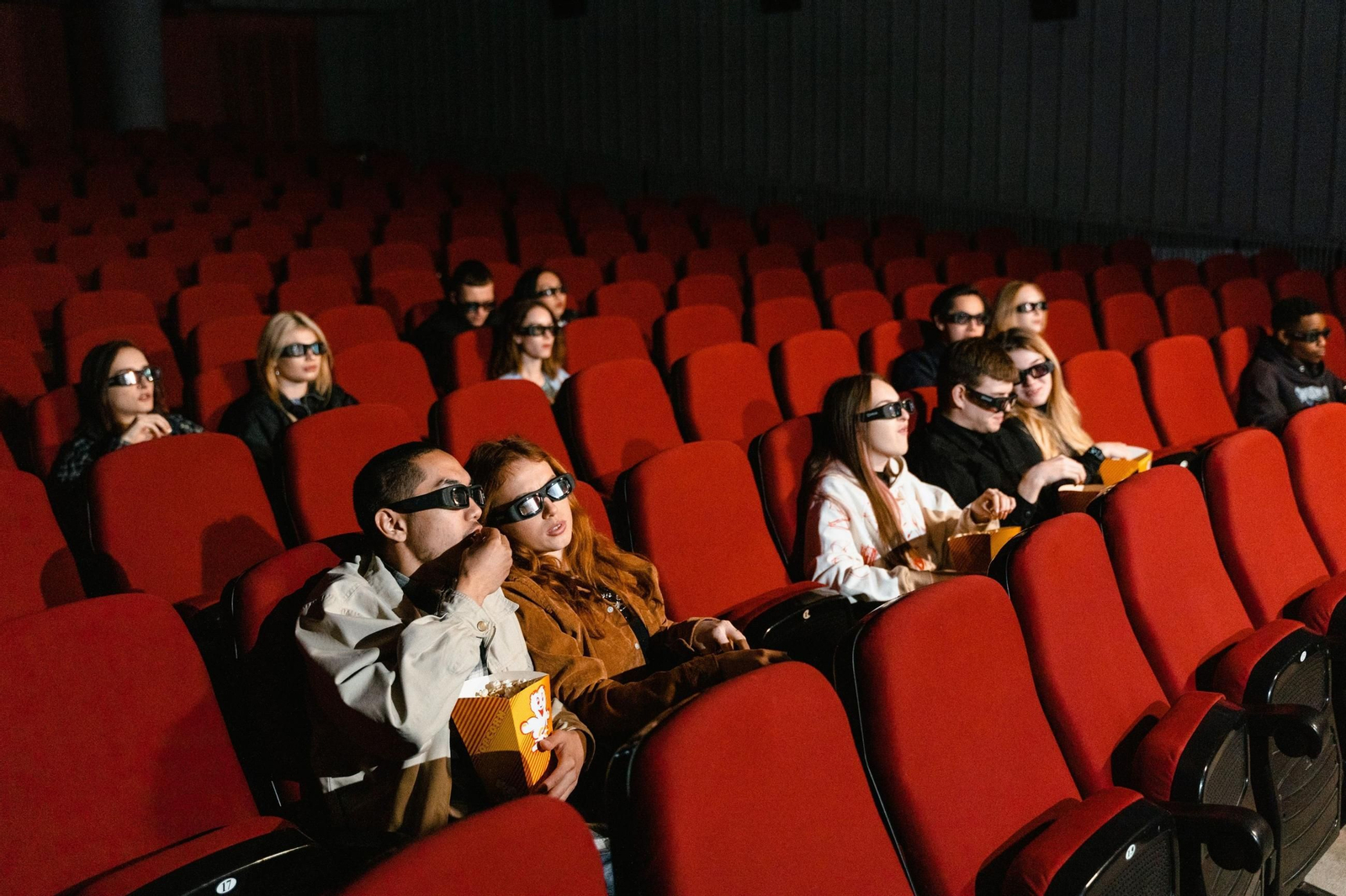 Grupo de personas en una sala de cine
