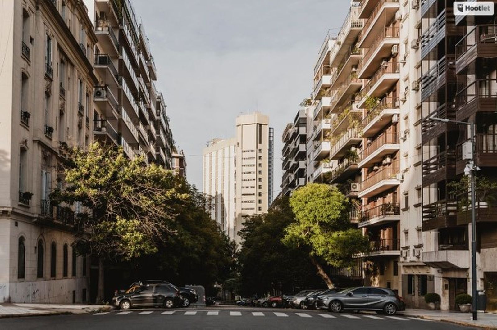 Calle con viviendas en una gran cuidad.