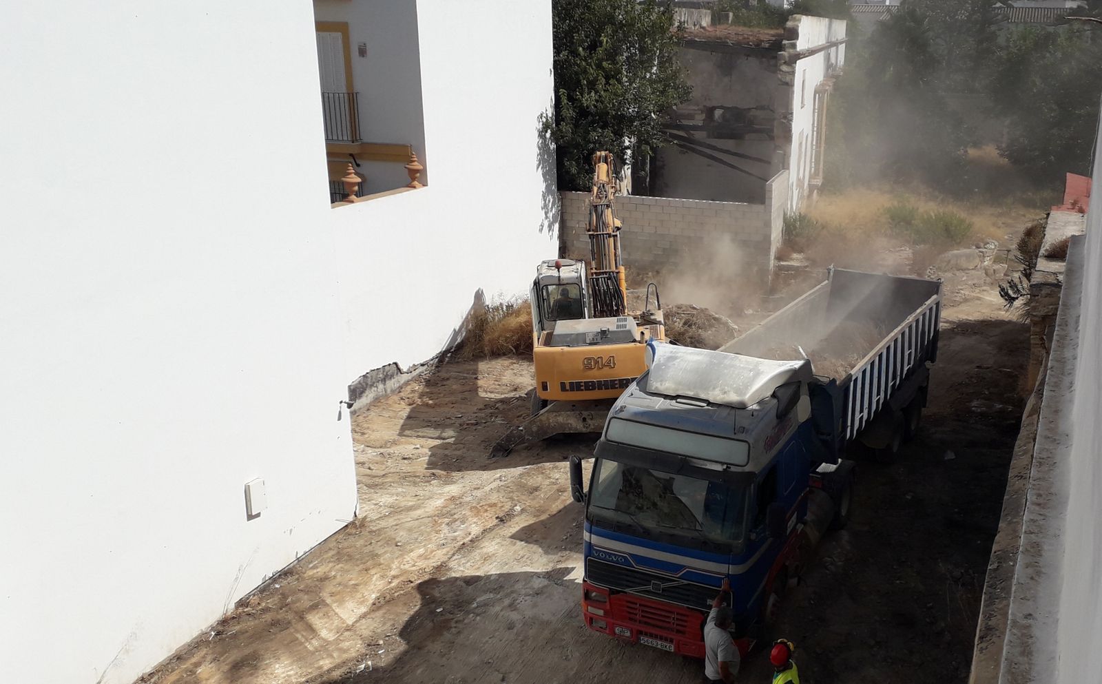 Una excavadora trabajando en la mañana de ayer en  el solar del Palacio Winthuyssen.