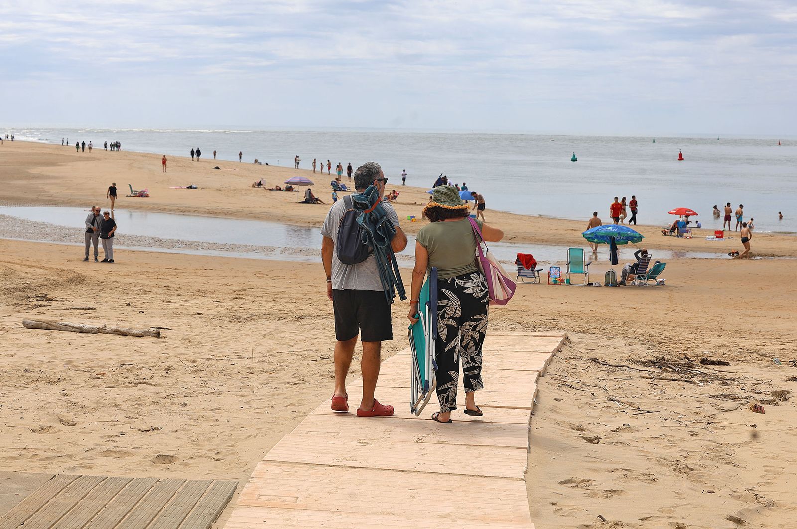 Imágenes del ambiente en la playa de El Portil durante la mañana del 1 de mayo