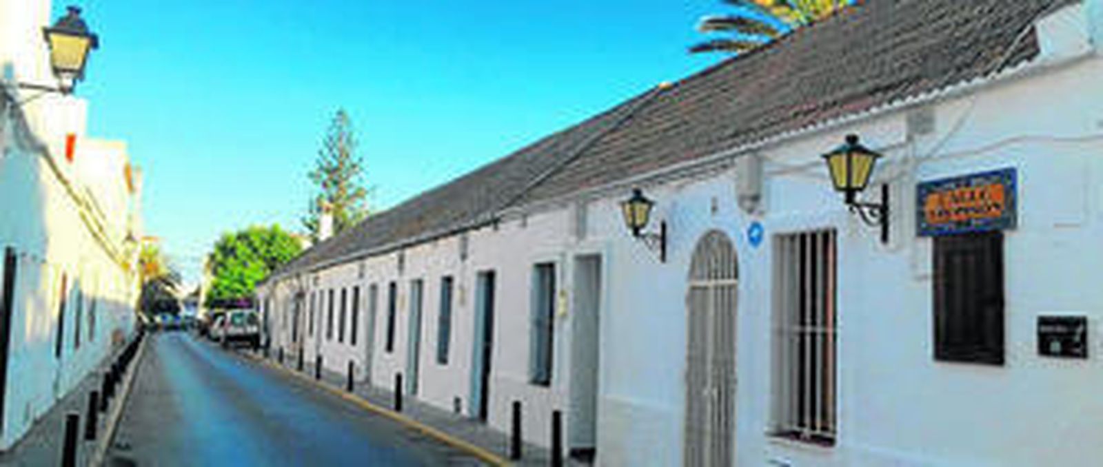 Antiguas casas de pescadores, a la derecha, en la calle Thompson de Zahara de los Atunes, catalogadas en el nuevo PGOU de Barbate como bien etnológico protegido.