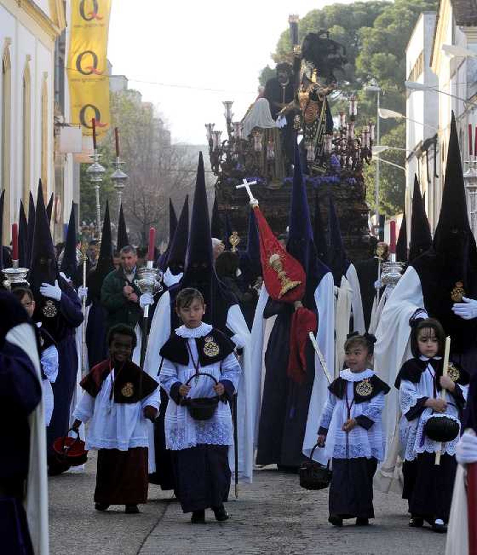 Pequeños monaguillos junto al misterio, por la calle Pizarro.

Foto: Manuel Aranda