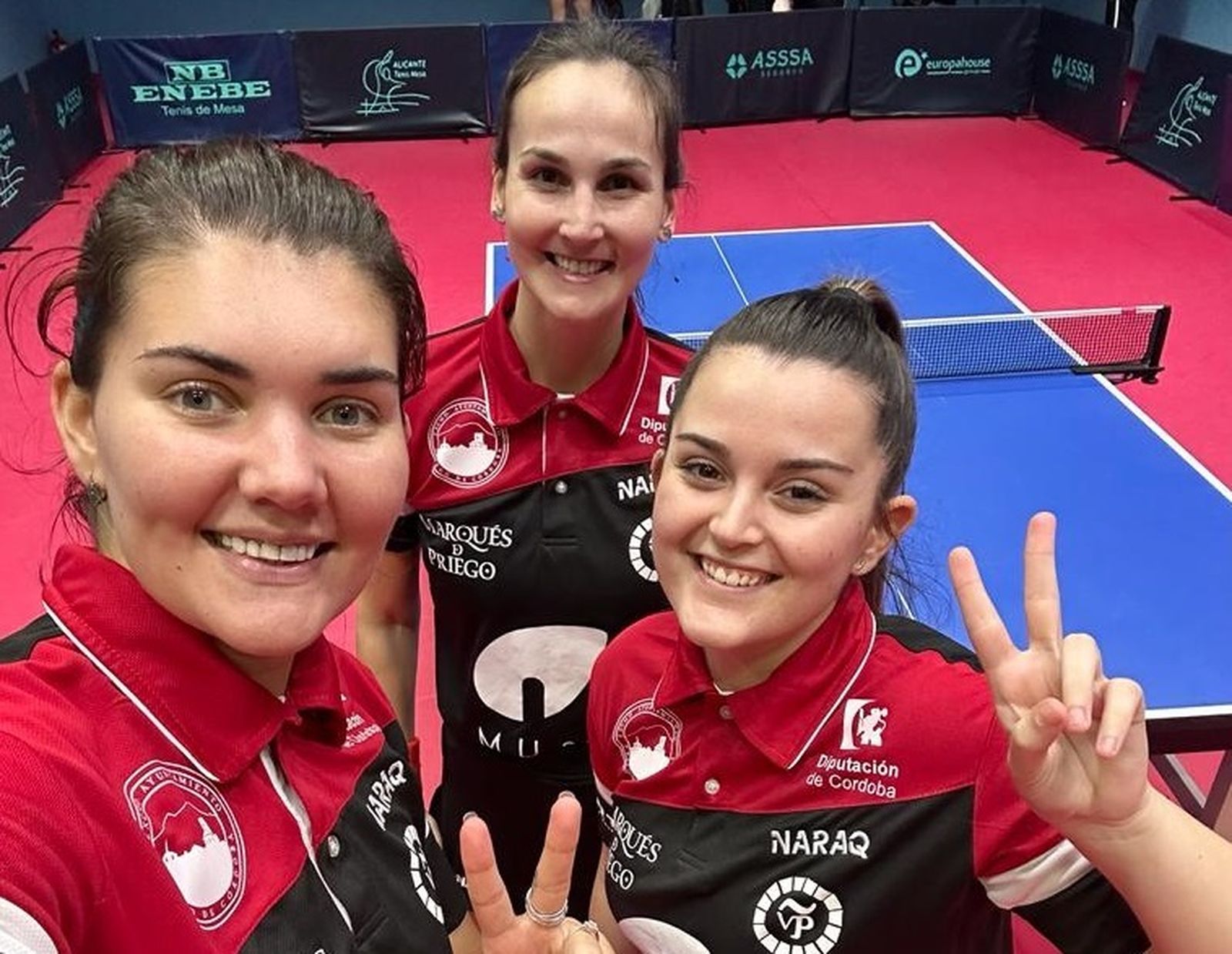 La tripleta prieguense celebra el triunfo.