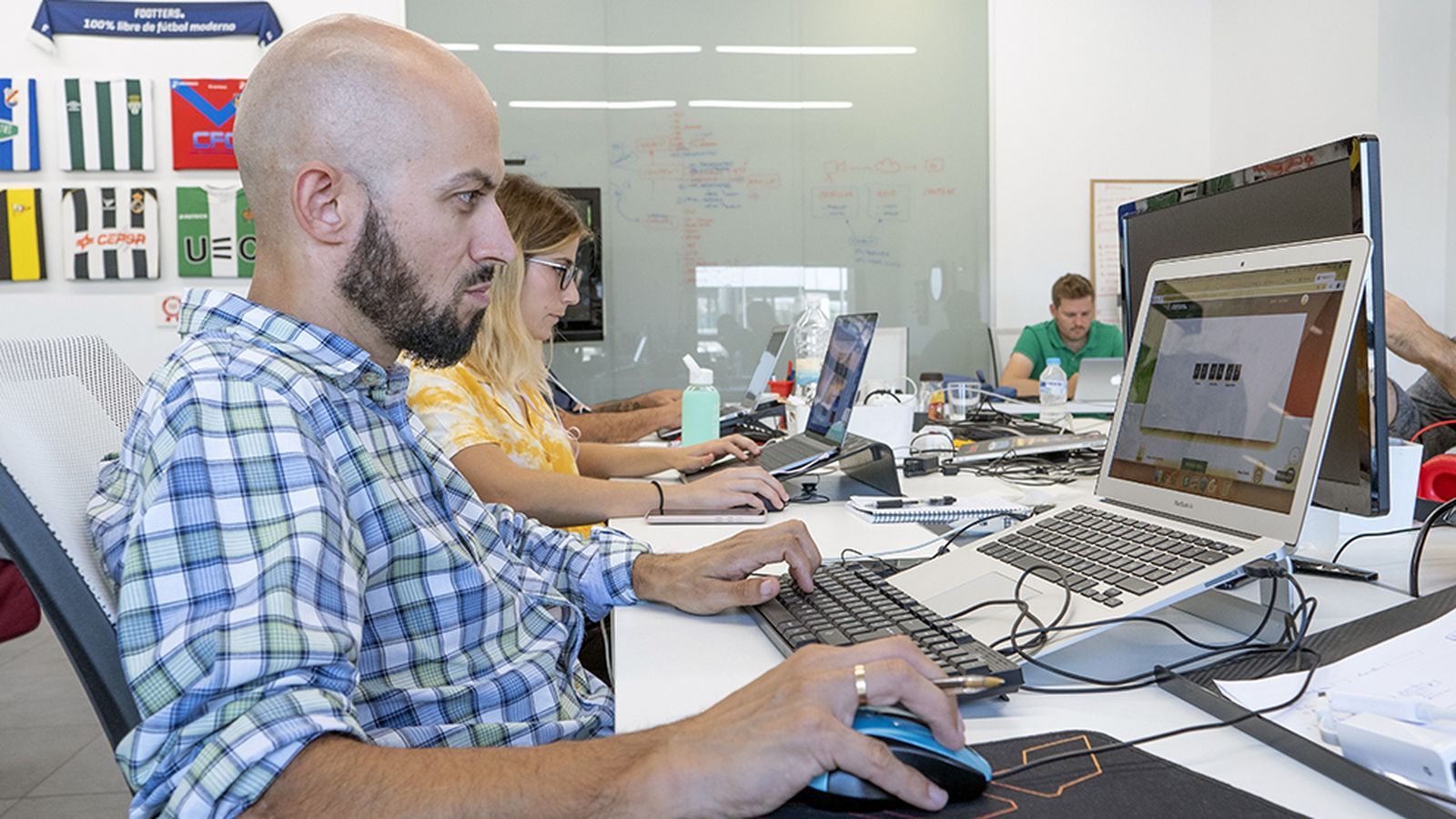 Empleados de Footters en las oficinas de la capital hispalense.