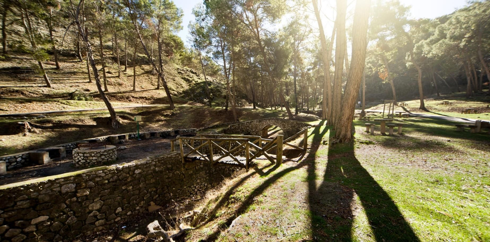 Esta visita es idónea si buscas un lugar fresquito y con merenderos para un día en la naturaleza.