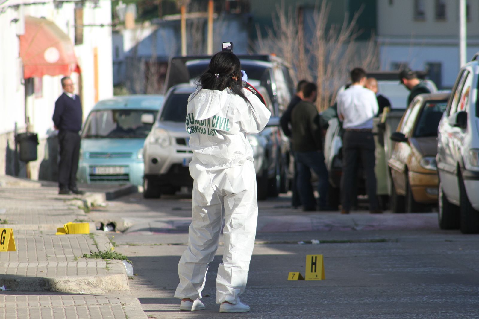 Investigadores en el lugar de los hechos.
