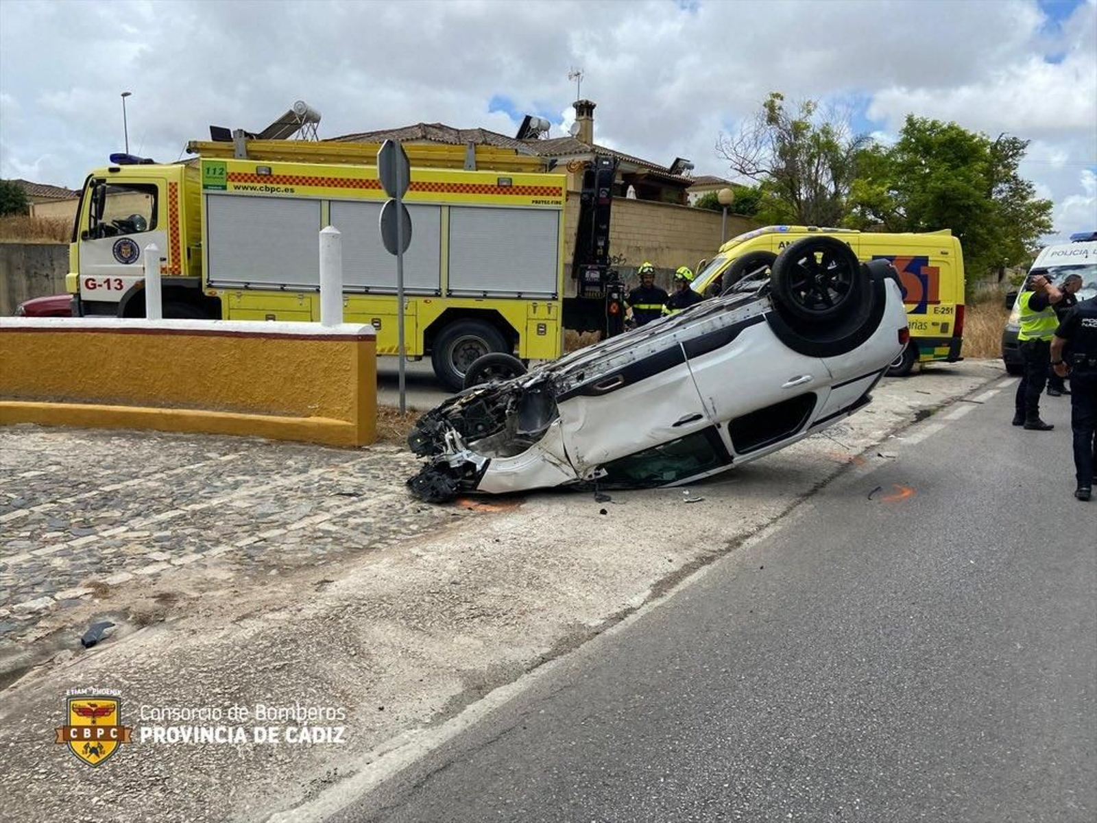 El vehículo accidentado, bocabajo. El vehículo accidentado, bocabajo.