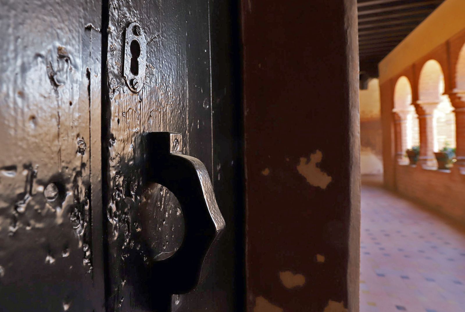 Estado de deterioro en el que se encuentra las pinturas murales del patio mudéjar de La Rábida.