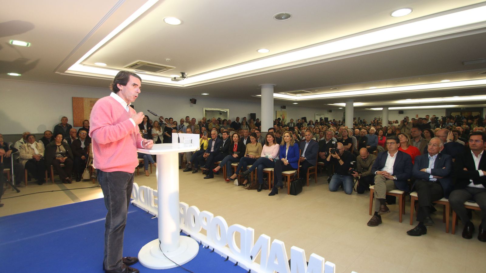 José María Aznar se dirige a un abarrotado público arropado por los altos cargos del PP de Almería.