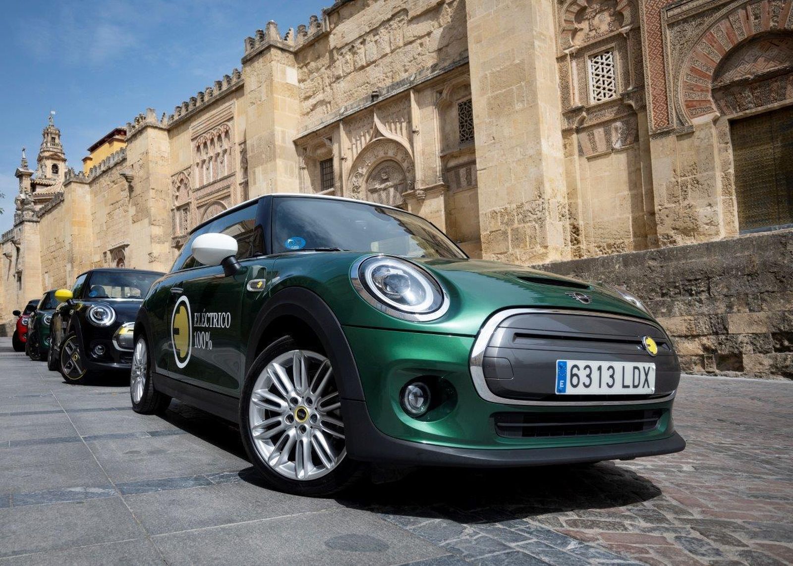 Mini Electric Cooper en los entornos de la Mezquita de Córdoba.