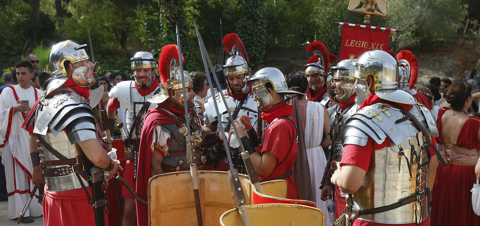 Vestidos de romanos para reivindicar que Itálica sea Patrimonio de la Humanidad
