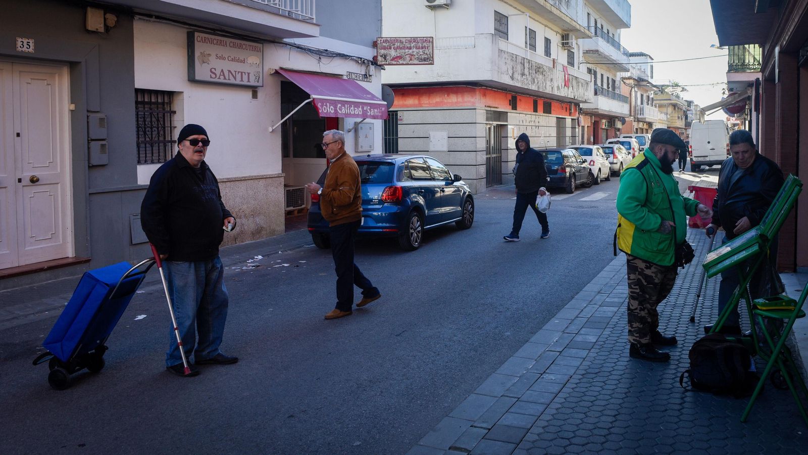 Un vendedor de la ONCE ofrece sus cupones en la calle Sinceridad.