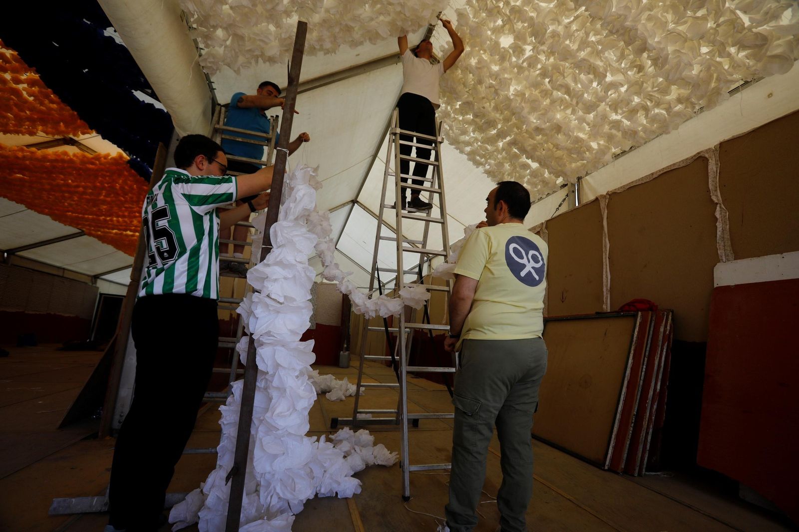 Los preparativos de las casetas de la Feria de Córdoba, en imágenes