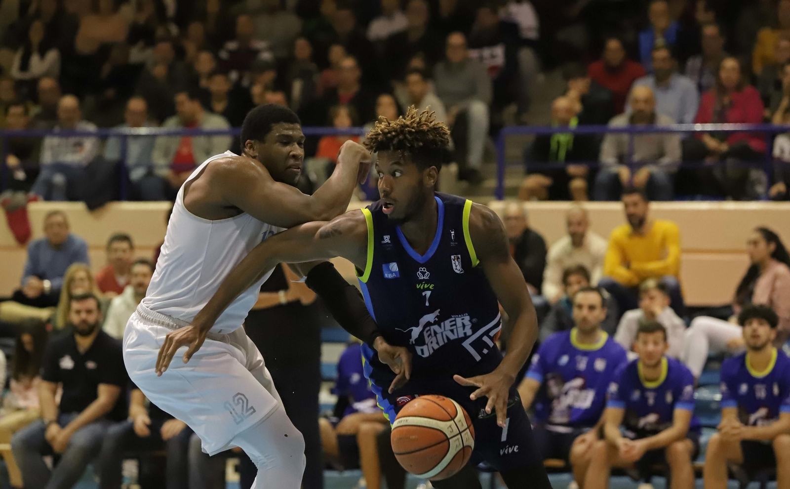 Andrew Kelly lleva el balón ante Diakite.