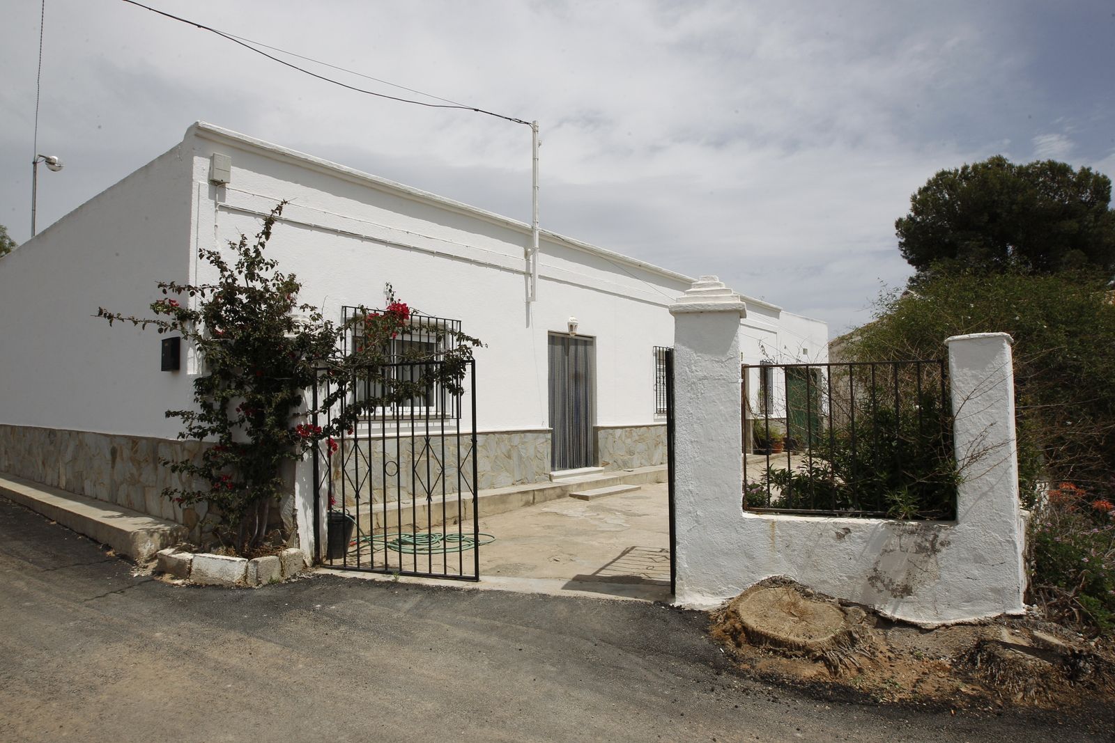 Vivienda en Sorbas de la madre de Francisca, que fue asesinada en una cochera que hay justo detrás del inmueble.