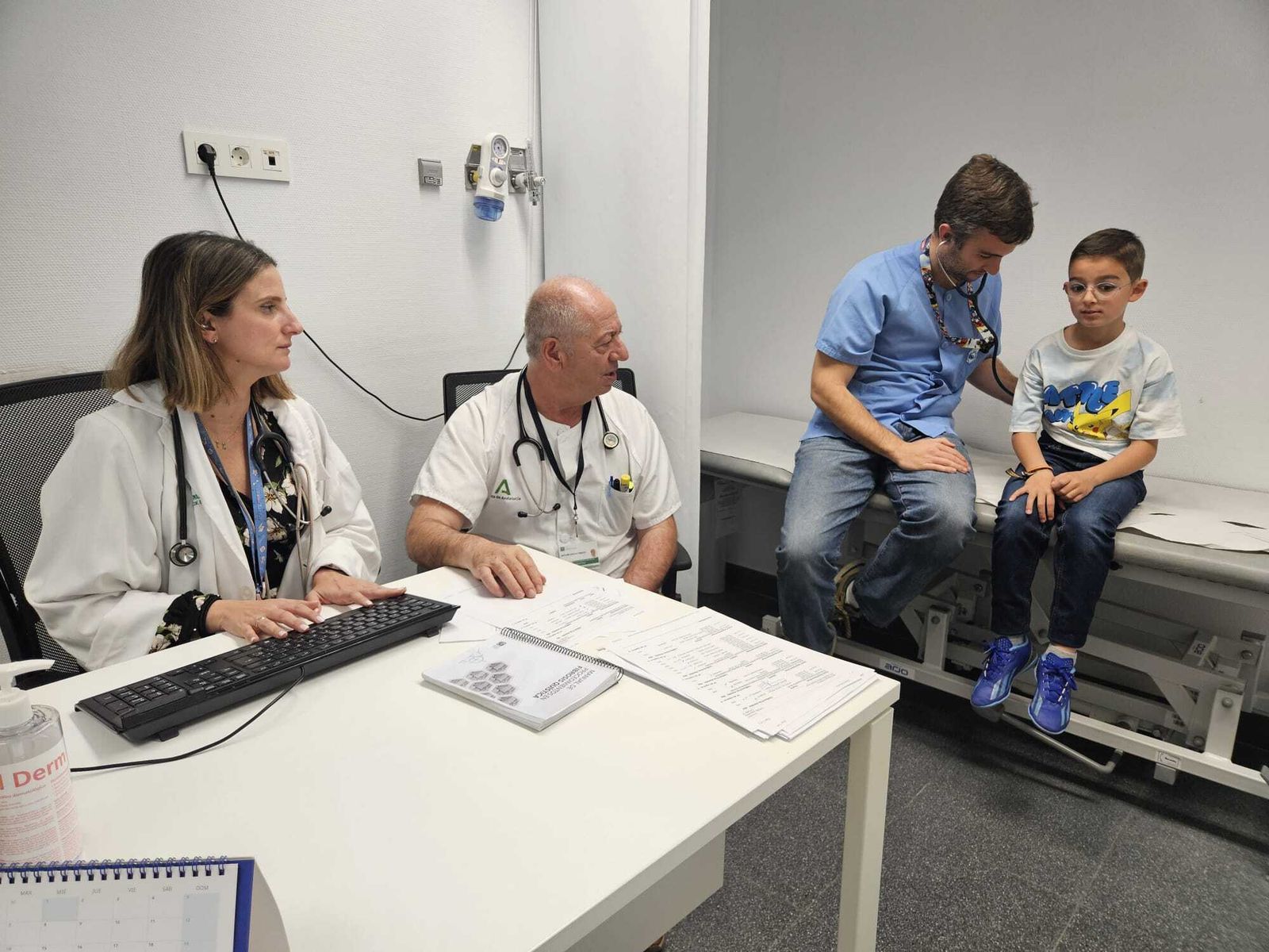 Un menor de ocho años acude a la consulta de Neumoalergias del Hospital Materno Infantil de Almería tras sufrir episodios graves de alergia en los últimas semanas (derivado por los pediatras de urgencias).