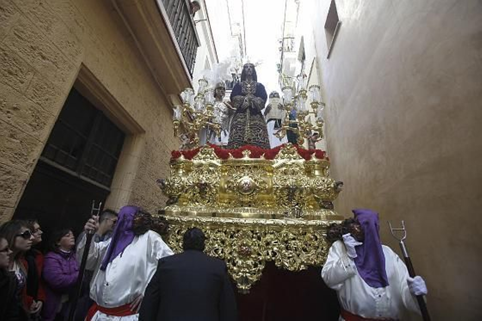 El barrio de La Merced vive su tarde grande con la salida de la Sentencia

Foto: Jesus Marin