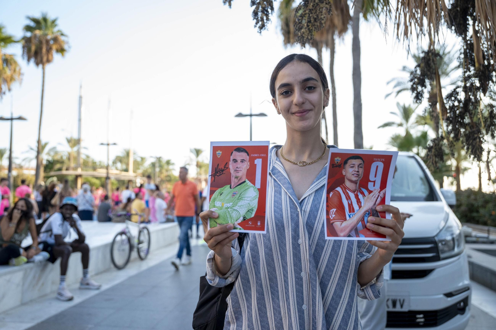 Los jugadores de la UDA Thalys y Andrés firman autógrafos