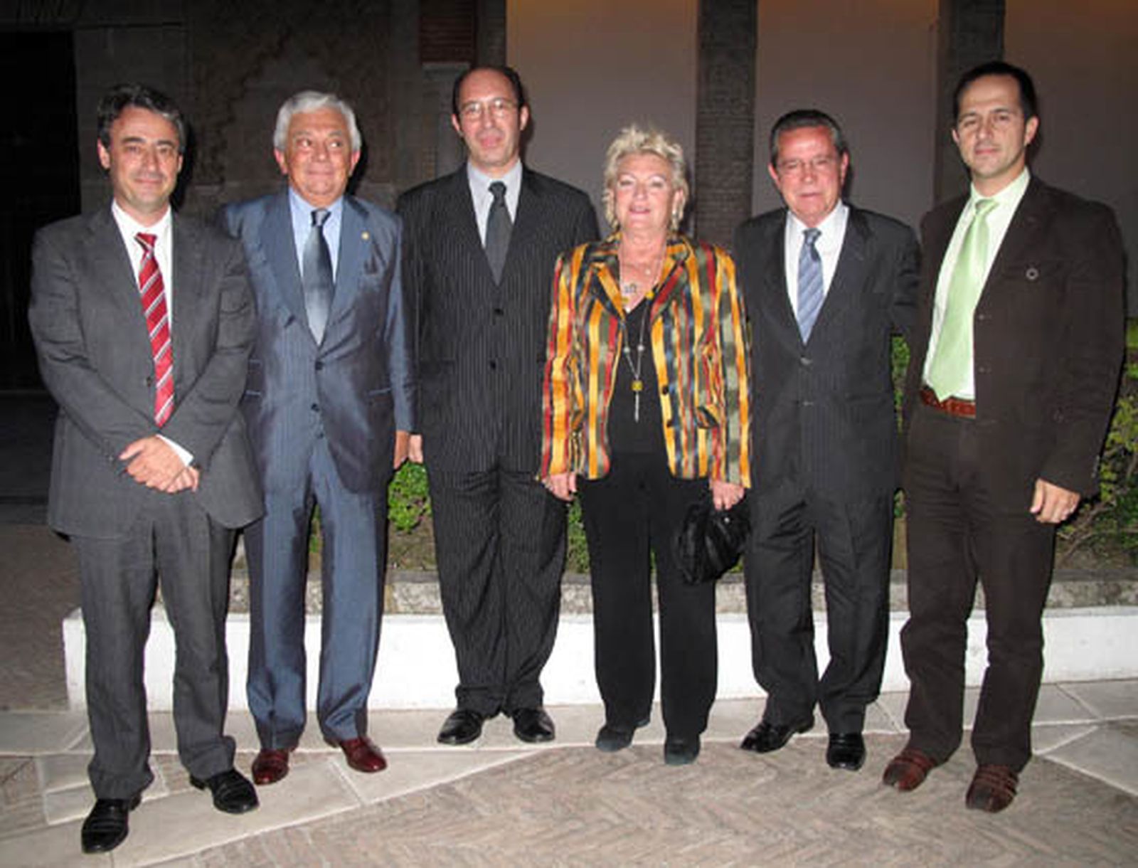 Francisco Obregón, delegado provincial de la Consejería de Turismo; Francisco Herrero, presidente de la Cámara de Comercio; Manuel Macías, nuevo director gerente de SCCB; Rosamar Prieto-Castro, concejal de Fiestas Mayores; Antonio Galadí, presidente de la CES, y Juan Carlos Expósito, gerente de Prodetur.  Foto: Victoria Ramírez