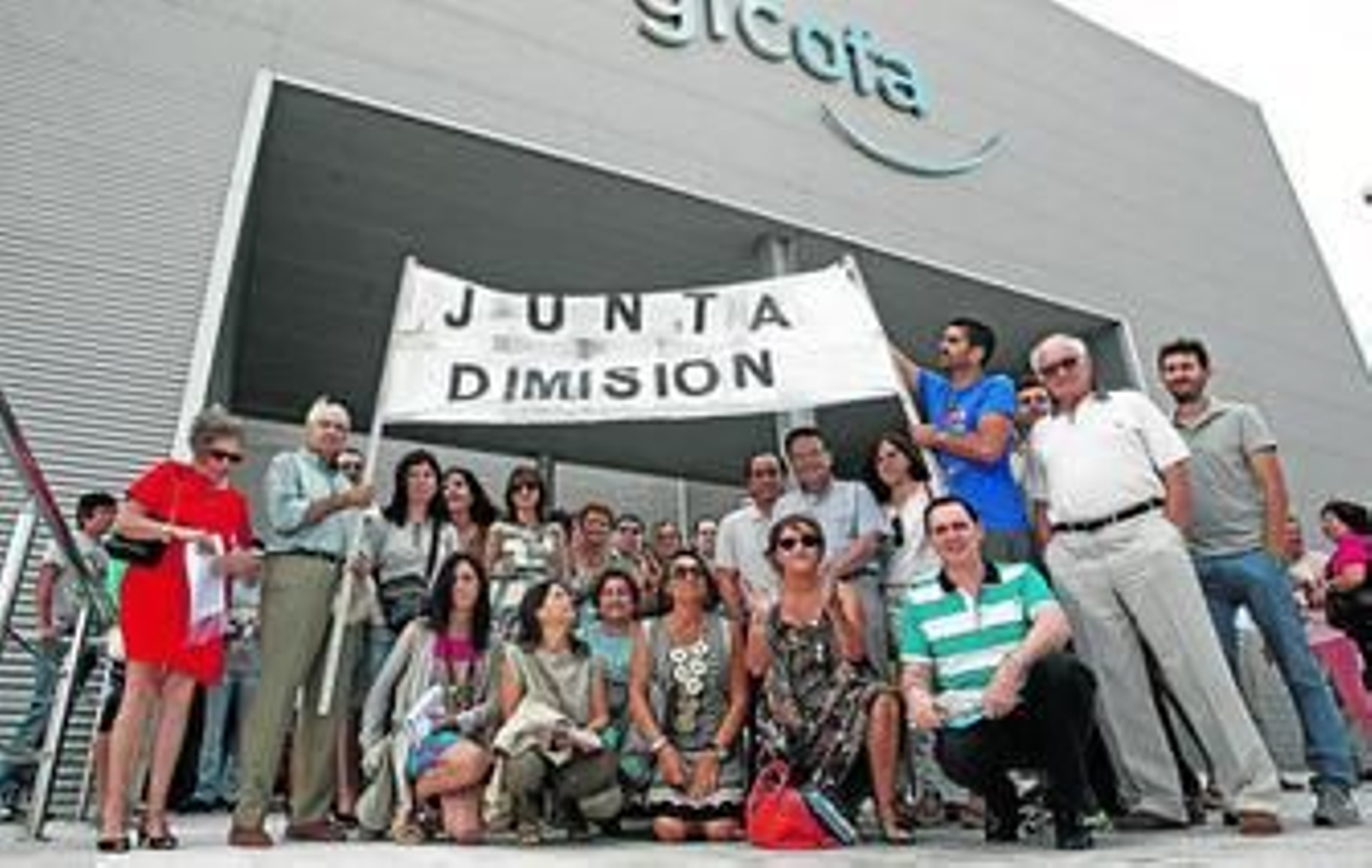 Farmacéuticos y empleados de Gicofa, ayer a las puertas de la nave del polígono La Menacha.