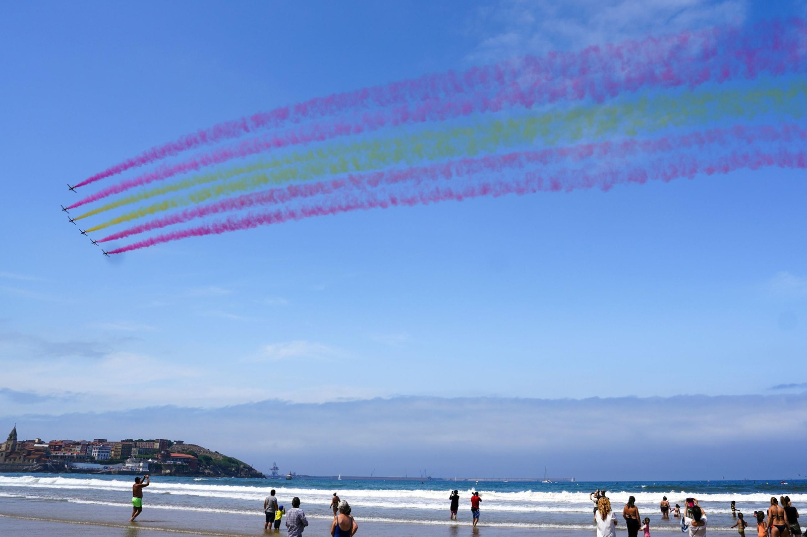 Espectaculares fotos de las acrobacias de la Patrulla Águila: cuatro décadas surcando los cielos