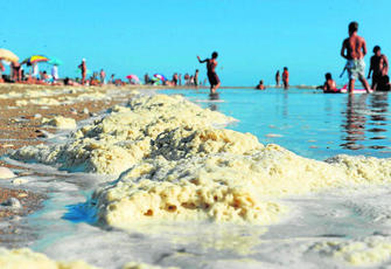 Restos de un vertido aparecidos en la playa de Camposoto, hace pocos días.