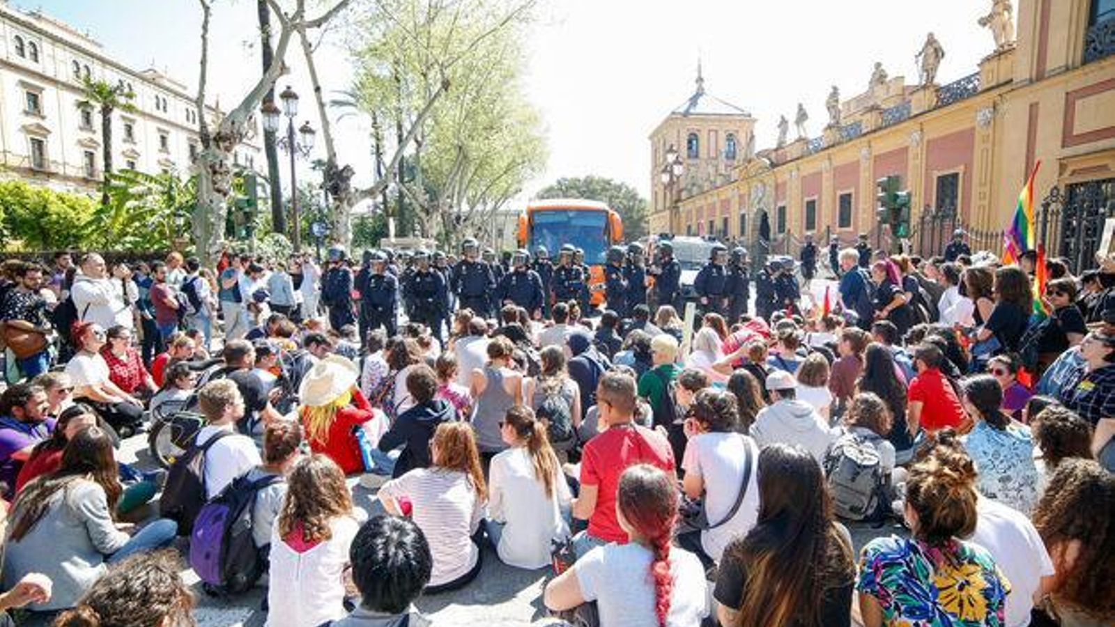 Sentada estudiantil para recibir el autobús de Hazte Oír en Sevilla en 2017 Sentada estudiantil para recibir el autobús de Hazte Oír en Sevilla en 2017