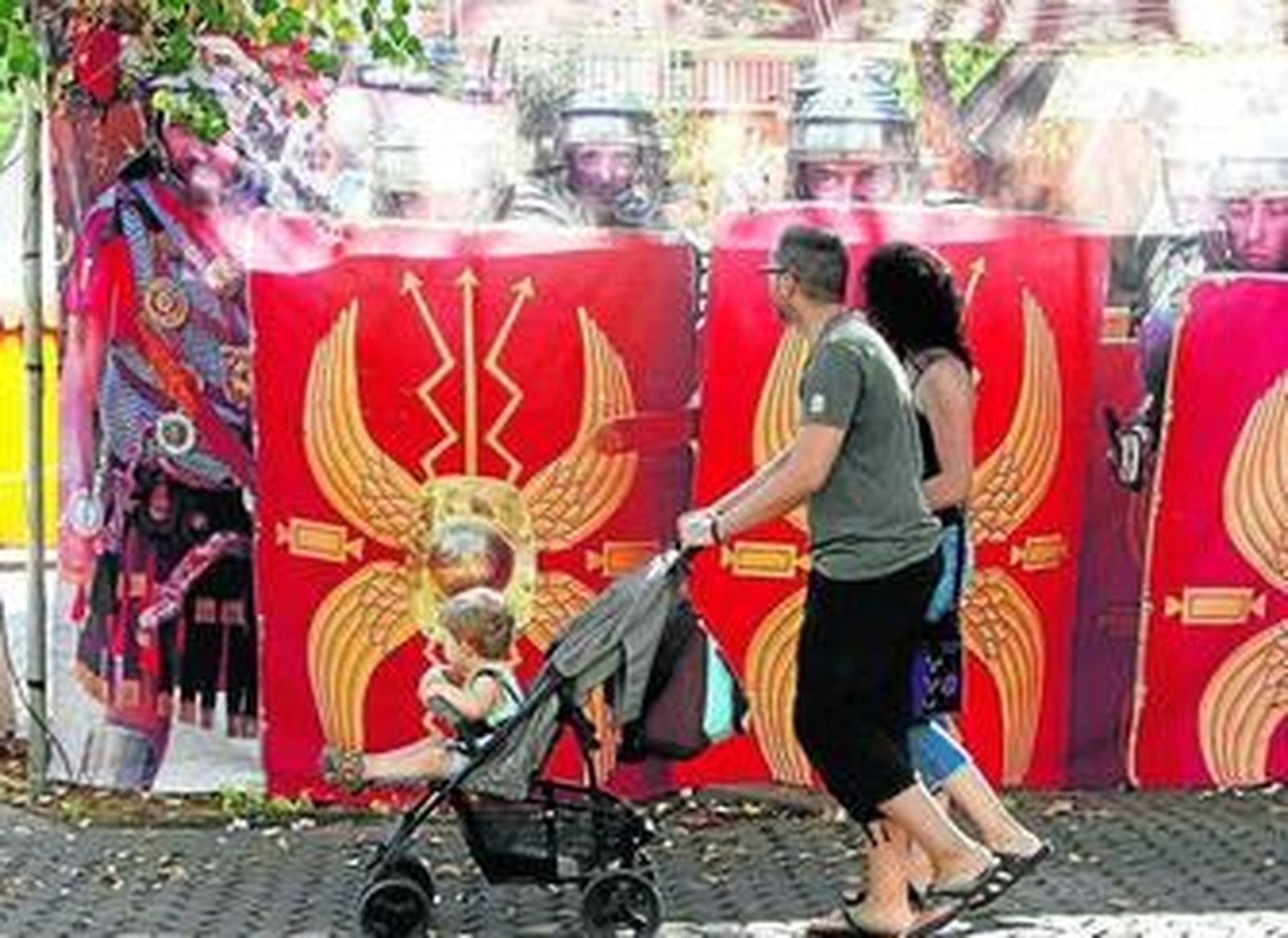 Una familia pasea frente a uno de los decorados.