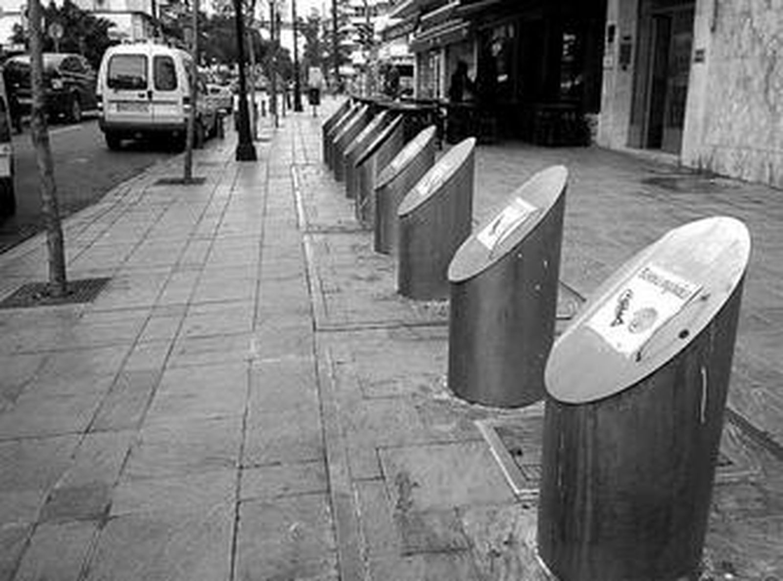 Islas ecológicas para residuos orgánicos y material de reciclaje.
