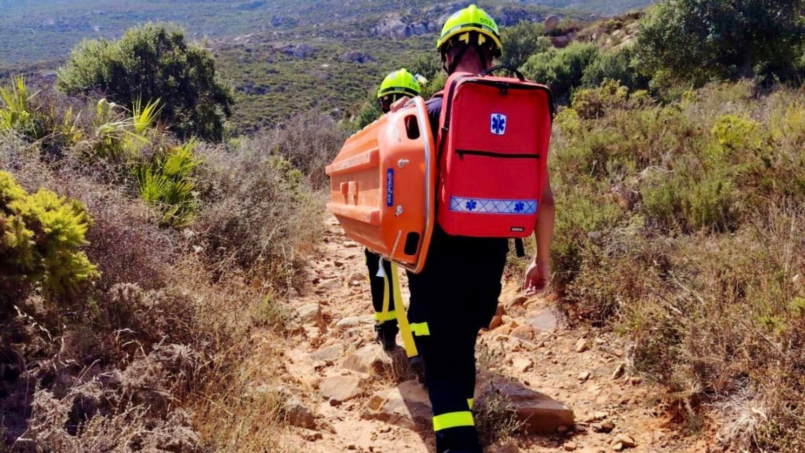 Agentes de bomberos en busca de la afectada.