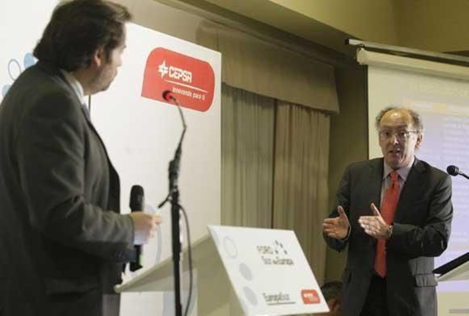 El director de 'Europa Sur', Alberto Grimaldi, junto a Fernando González Laxe, a la derecha, en el hotel Guadacorte Park./Fotos:Erasmo Fenoy

Foto: Erasmo Fenoy